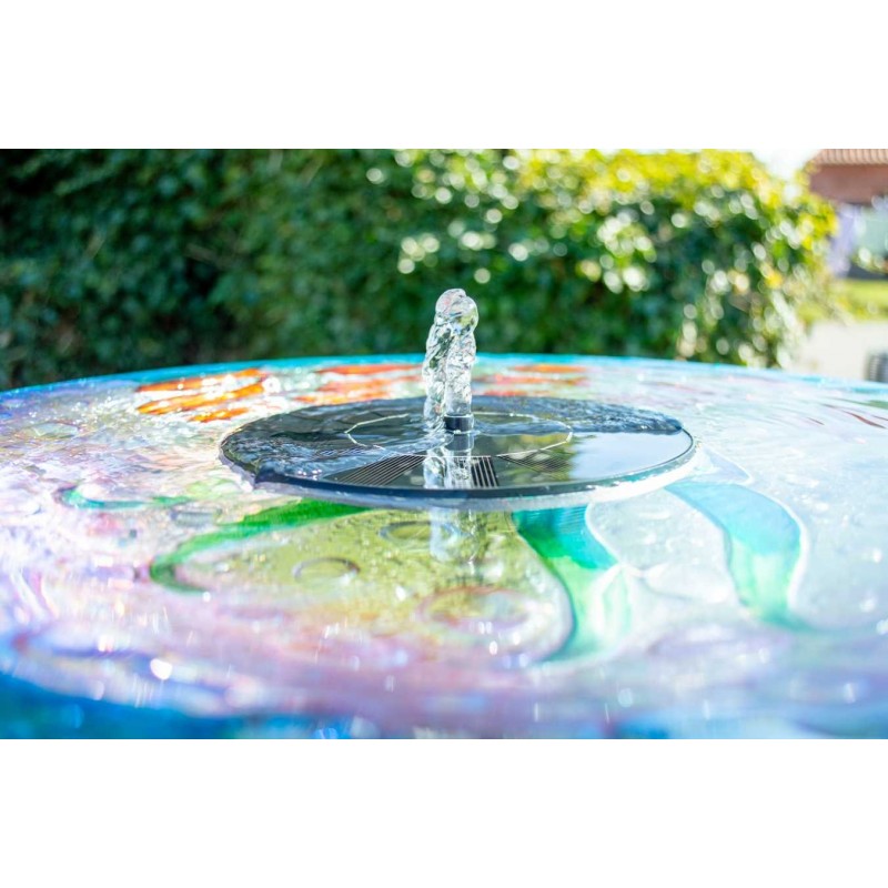 Flydende solcelle springvand